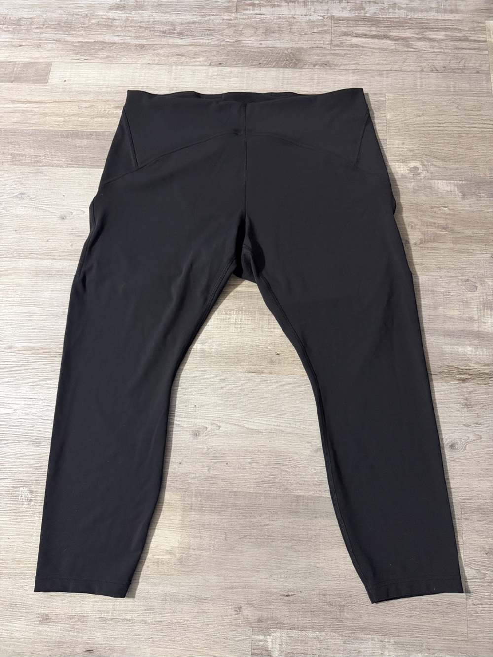 Women’s Lululemon cropped leggings 🖤